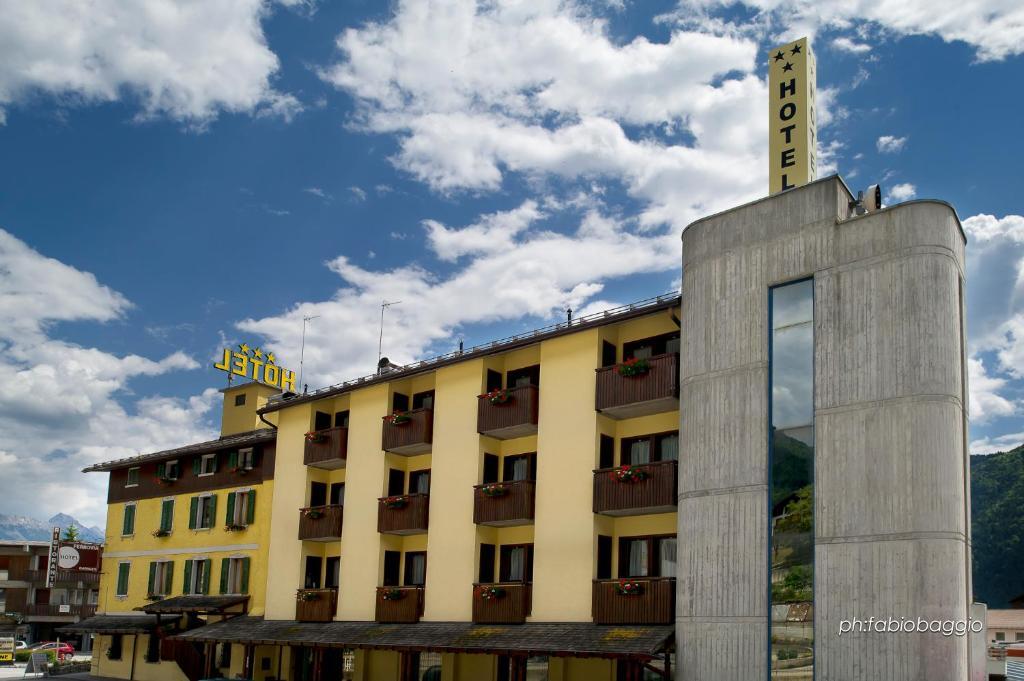Hotel Ferrovia Calalzo di Cadore المظهر الخارجي الصورة