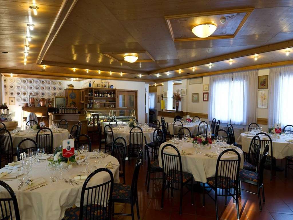 Hotel Ferrovia Calalzo di Cadore المطعم الصورة